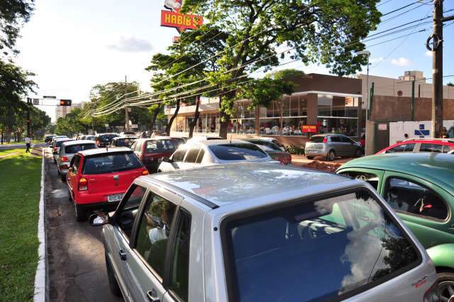  Fila dupla perto de drive thru render&aacute; multa a partir de janeiro