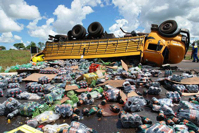  Caminh&atilde;o de bebidas tomba e carga fica espalhada na MS-141 