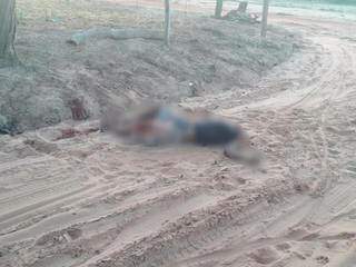 Corpo de vítima na esquina em que foi morta, em Coxim. (Foto: Edição:MS) 