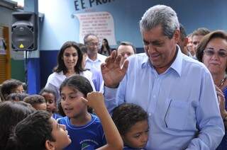 De bom humor e a menos de dois meses do fim do mandato, governador entregou obra em escola na região norte de Campo Grande (Foto: Alcides Neto