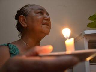 Desde a madrugada de segunda-feira, dona Marisa estava utilizando velas. (Foto: Minamar Junior)