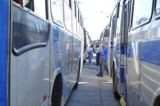 Motorista entre ônibus estacionados próximos a terminal de transbordo; categoria sofre com pressões (Foto: Alcides Neto)