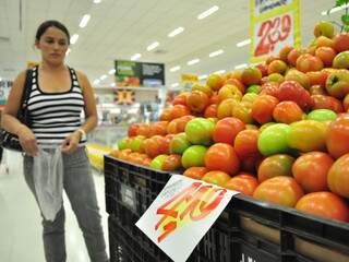 Rosélia de Fátima reclama do preço do tomate, um dos itens que ficou mais caro nos últimos dias.
