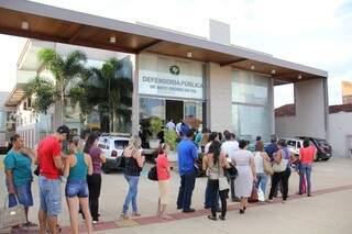 Segunda-feira começa com fila por atendimento na Defensoria Pública. (Foto: Marcos Ermínio)