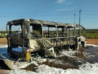 Ônibus foi completamente destruído pelas chamas (Foto: arquivo pessoal)