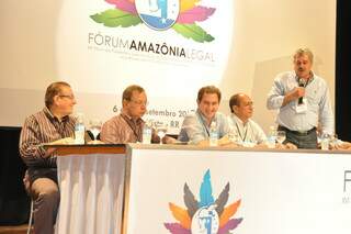 Presidente da Fecomércio MS, Edison Araújo, durante a abertura dos trabalhos do Fórum da Amazônia Legal. (Foto: Divulgação)