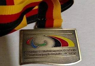 Michele mostra a medalha conquistada na Alemanha, nesse sábado. (Foto: Arquivo pessoal)