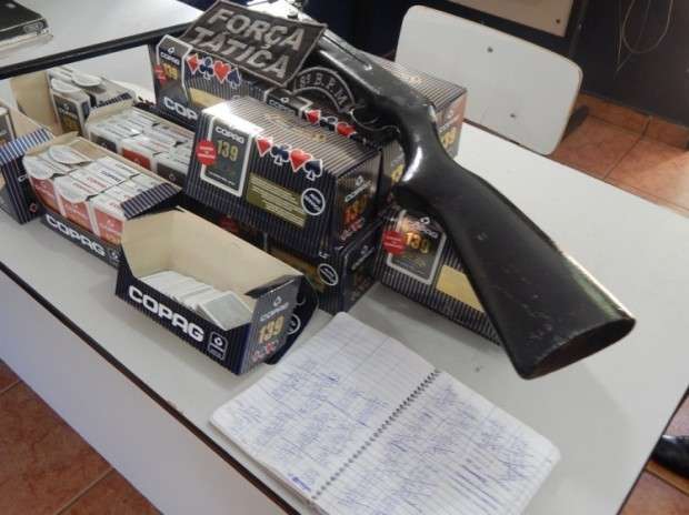 Pol&iacute;cia fecha casa de jogos e apreende espingarda em Nova Andradina