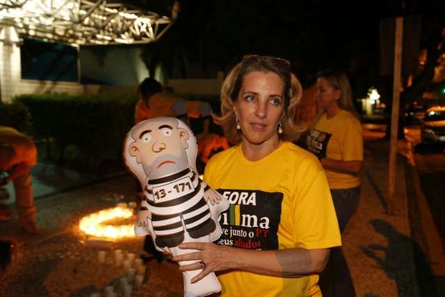 Movimento pede revis&atilde;o das contas do governo Dilma em frente ao TCU