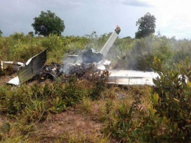 Destro&ccedil;os de avi&atilde;o s&atilde;o recolhidos de local da queda pela Pol&iacute;cia Civil 