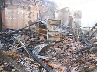 Livraria foi destruída pelas chamas. (Foto: Simão Nogueira)