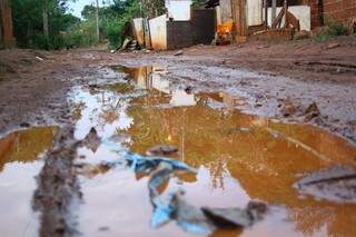 Poças de água também podem trazer doenças, afirmam moradores (Foto: Marcos Ermínio)