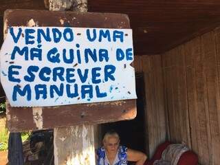 Placa escrita a mão pendurada na casa da rua dos Araras (Foto: Guilherme Henri)