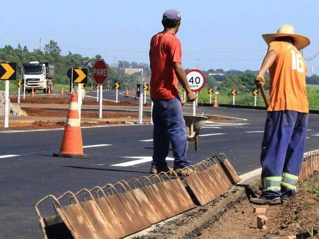 Governo de MS finaliza rotat&oacute;ria de acesso a shopping outlet no anel vi&aacute;rio