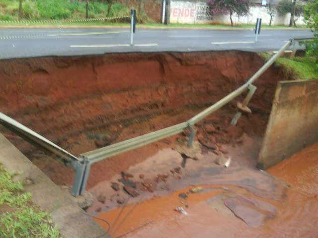  Chuvas aumentam cratera em asfalto na Ernesto Geisel, no bairro Cabre&uacute;va