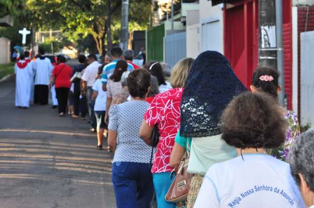 Prociss&atilde;o abre Festa de S&atilde;o Sebasti&atilde;o, realizada h&aacute; 63 anos por comunidade