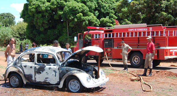  Fusca pega fogo, motorista tenta chegar at&eacute; lago, mas inc&ecirc;ndio destr&oacute;i ve&iacute;culo