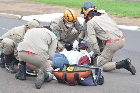 Passageira fica ferida em acidente envolvendo carro e moto