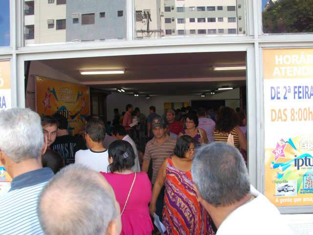  Central lota em segundo dia de plant&atilde;o para pagamento do IPTU