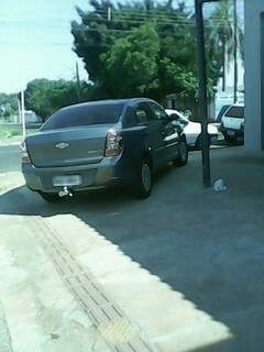 Quase todos os dias este carro fica estacionado na calçada na Vila Palmira. (Foto: Direto das Ruas)