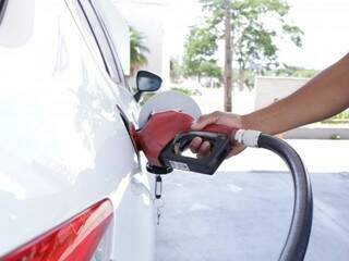 Pre&ccedil;o m&eacute;dio da gasolina fica na casa dos R$ 4,10 e etanol cai 0,47% em MS