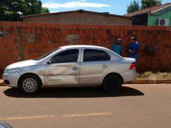 B&ecirc;bado, homem s&oacute; de cueca bate em 3 carros parados e atinge muro