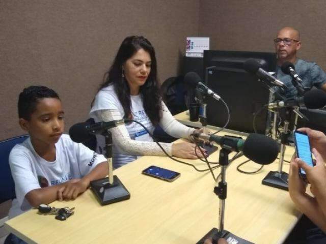 No anivers&aacute;rio da escola, Pedro de 8 anos fala da paix&atilde;o pelo jornalismo