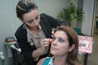 Funcionária Sirléia aproveita a homenagem para se maquiar.  (Fotos:Marcos Ermínio)