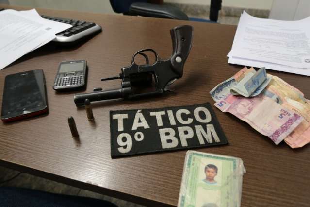 Pol&iacute;cia flagra adolescente com arma e maconha no Jardim Noroeste