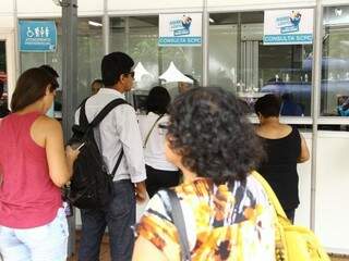 Fila de consumidores em edição da campanha Nome Limpo da ACICG (Foto: ACICG/Divulgação)