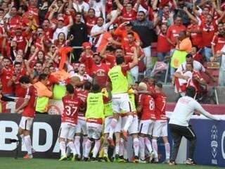 Jogadores do Internacional comemoram gol de Edenílson (Foto: Divulgação)