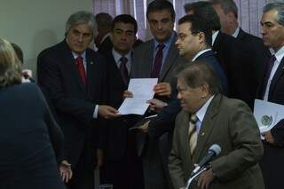 Bancada federal de MS entregando documento ao ministro da Justiça (Foto: Divulgação)