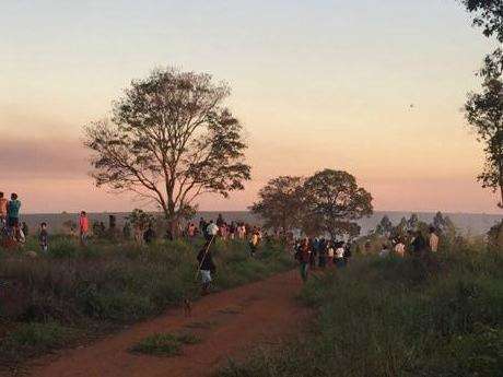 Produtores usaram retroescavadeira para retomar &aacute;rea invadida por &iacute;ndios