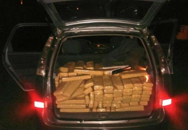 Condutor abandona ve&iacute;culo com 265 quilos de maconha e foge a p&eacute;