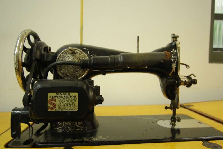 Máquina de costura da Sala Amália Domingo. (Foto: André Bittar)