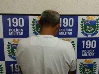Acusado de estupro após ser preso pela Polícia Militar. (Foto: Ponta Porã Informa) 