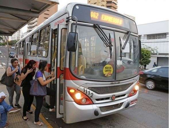 Mudan&ccedil;as de hor&aacute;rio pegam usu&aacute;rios do transporte p&uacute;blico de surpresa