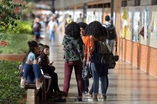 Alunos no corredor de universidade pública brasileira (Foto: Marcello Casal Jr/Agência Brasil)