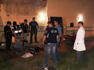 Policiais durante a ocorrência de duplo homicídio na fronteira (Foto: Porã News)