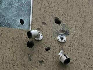 Bandidos destruíram a tiros as câmeras de segurança de lojas e do banco (Foto: Direto das Ruas)