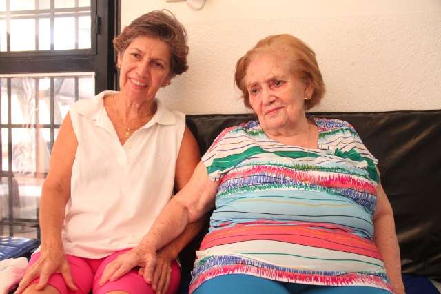 Aos 93 anos, Dona Odette &eacute; um exemplo na academia malhando entre a mo&ccedil;ada