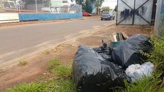 Sacos de lixo acumulado em rua do bairro Noroeste (Foto: Anahi Gurgel)