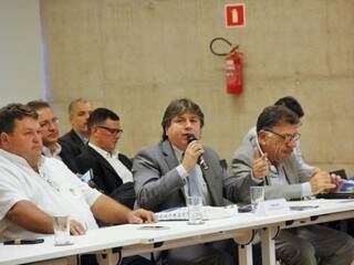 Caravina (ao microfone) defendeu aprovação de socorro aos municípios em mês de queda na arrecadação. (Foto: Divulgação)