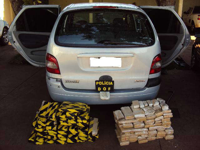  Dois s&atilde;o presos levando maconha e pasta base para Florian&oacute;polis