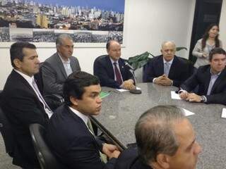 Governador durante reunião com deputados. (Foto: Leonardo Rocha).