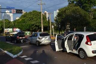 Três veículos ficaram danificados. (Foto: Simão Nogueira)
