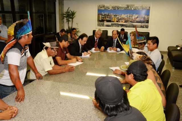 Deputados marcam reuni&atilde;o de ind&iacute;genas com governador para amanh&atilde;