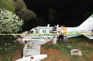 Avião saiu de Dourados e caiu na cidade de Almirante Tamandaré, no PR. (Foto:Franklin de Freitas)