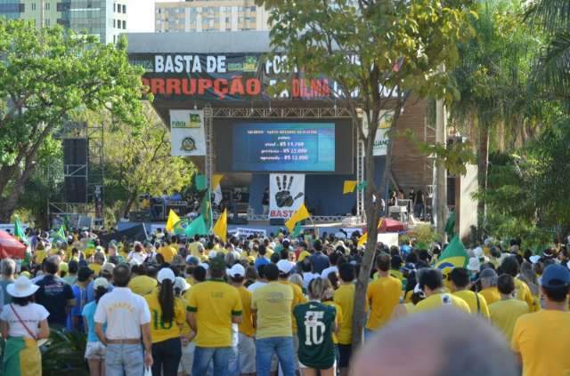 N&uacute;mero de pessoas na Pra&ccedil;a do R&aacute;dio dobra em uma hora de protesto 