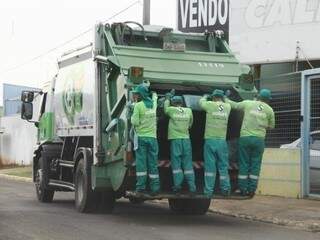 Equipe da Solurb durante coleta de lixo na Capital (Foto: Marcos Ermíio/Arquivo) 